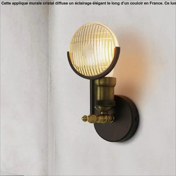 Applique murale cristal vintage avec globe rond en verre cannelé et détails en laiton pour une décoration murale élégante