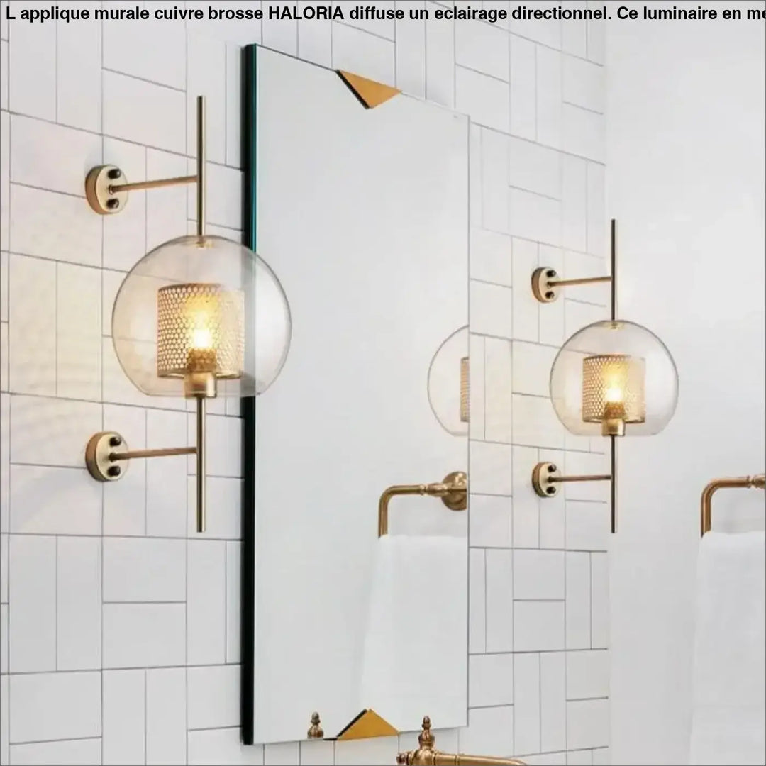 Applique murale cuivre brosse haloria en métal doré avec globe en verre sphérique et abat-jour en maille texturée éclairé