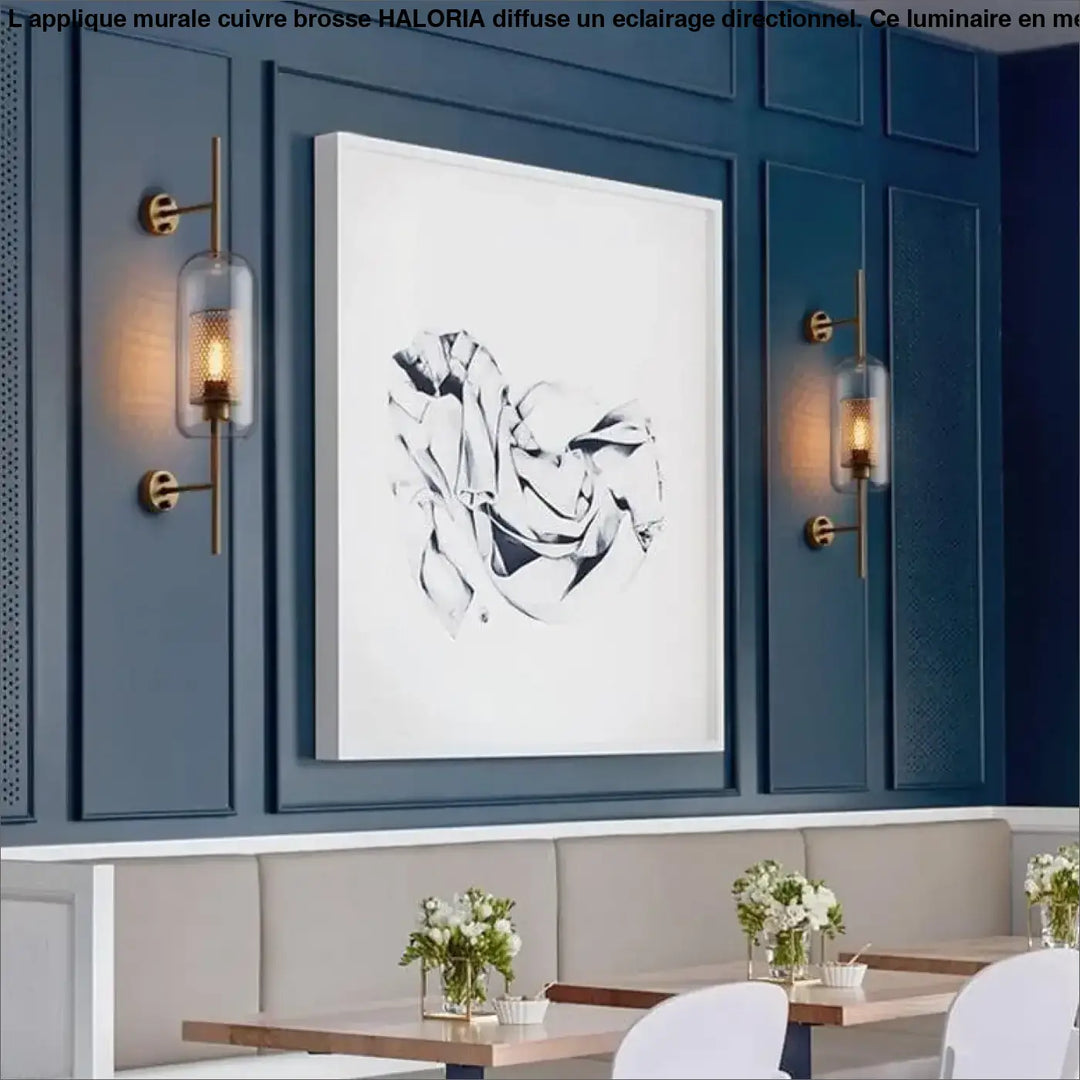 Applique murale cuivre brosse haloria avec œuvre florale abstraite noire et blanche encadrée en blanc sur mur bleu