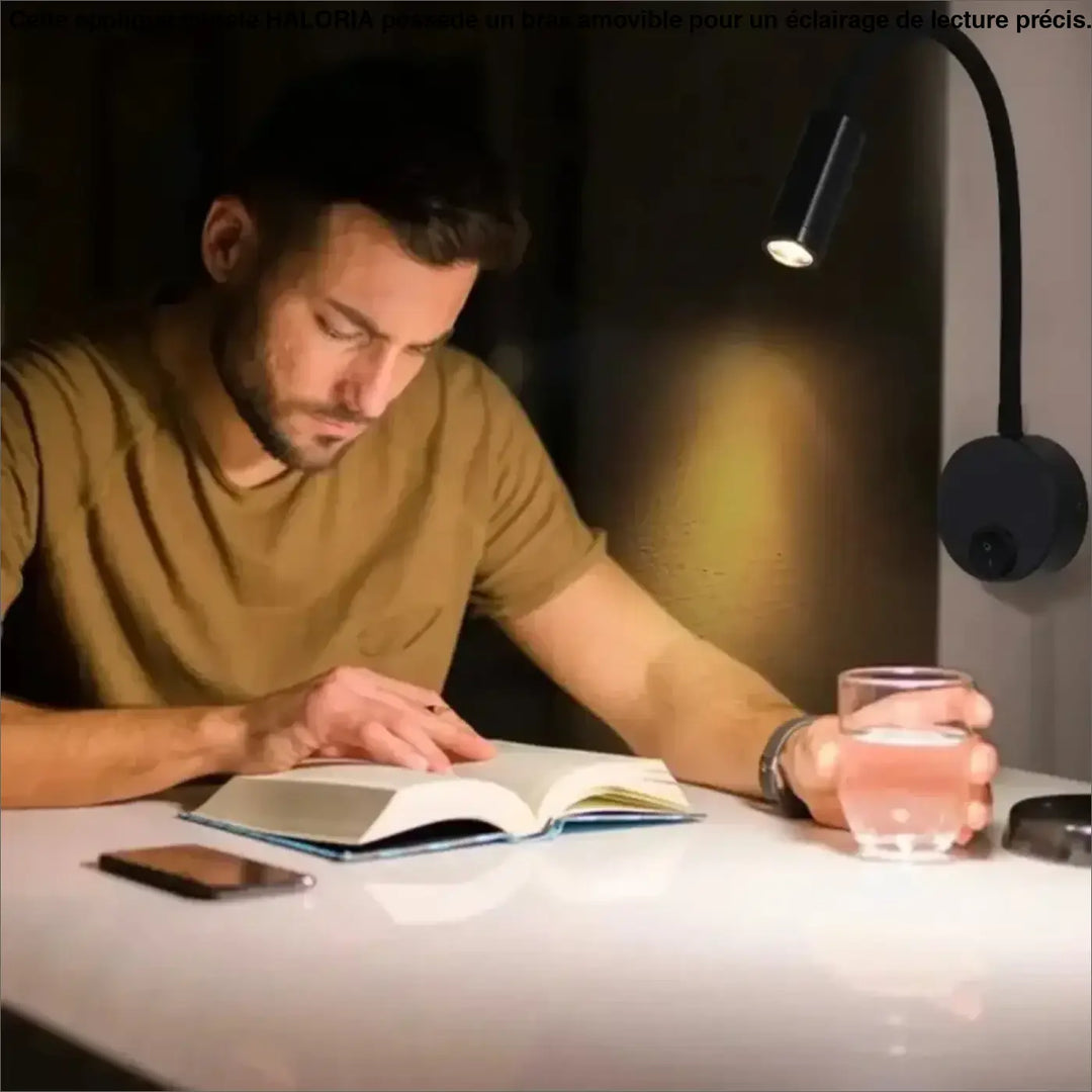 Applique murale de lecture noire avec bras amovible et lampe à col de cygne pour un éclairage précis le long d’un couloir