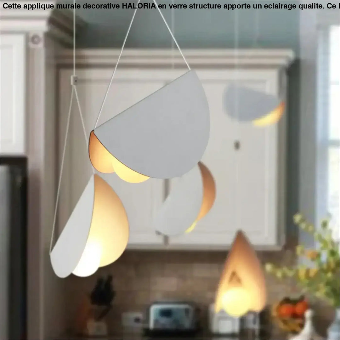 Applique murale decorative haloria en verre blanc et or avec design minimaliste moderne et structure elegante