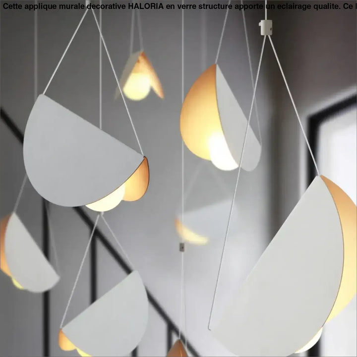 Applique murale decorative avec structure en verre et abat-jours semi-circulaires blancs et ambres suspendus par cordons fins