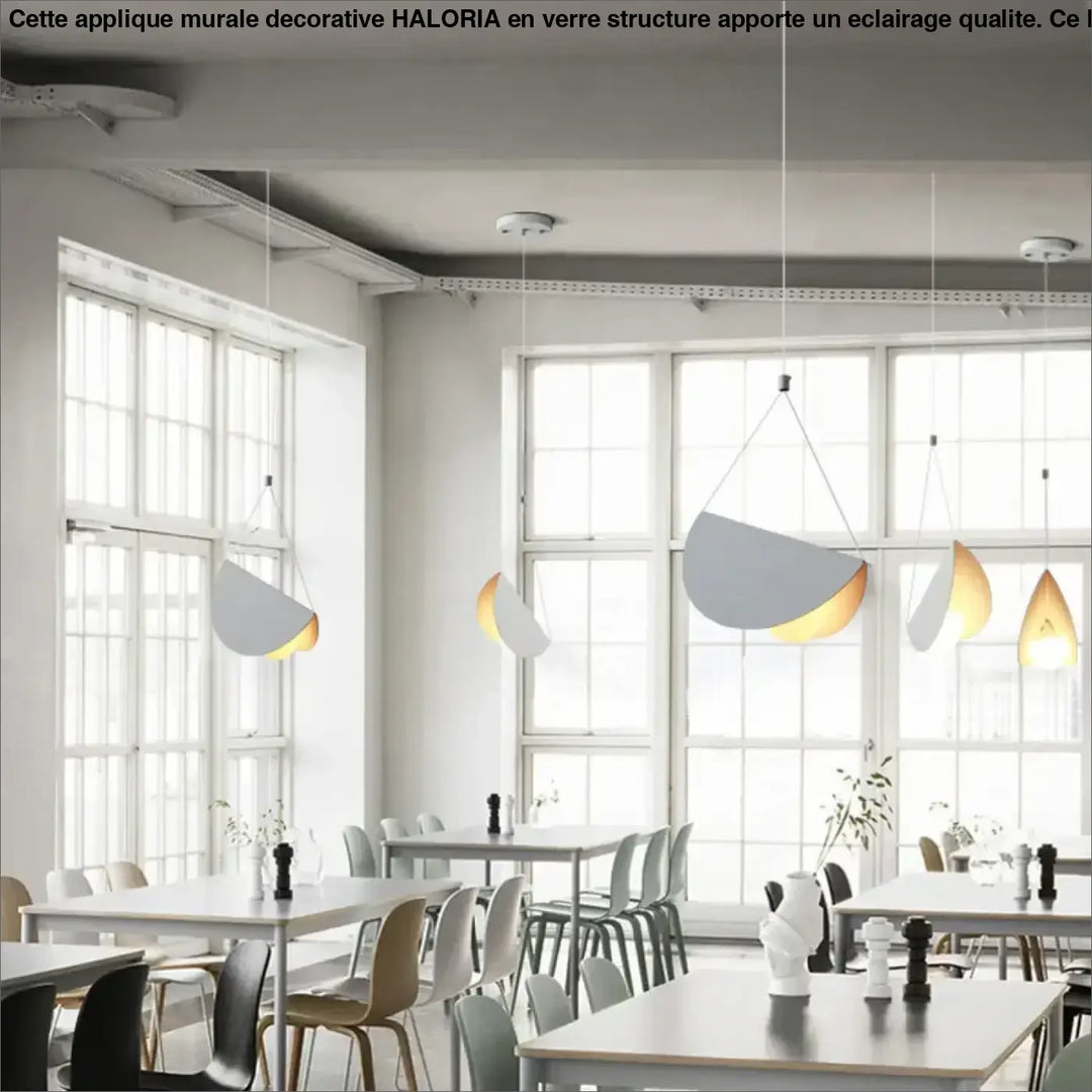 Applique murale decorative design en verre structure haloria avec suspensions minimalistes blanches et or chaud