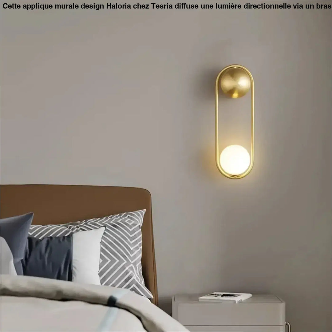 Applique murale isaih en métal doré avec cadre ovale et accents sphériques diffusant une lumière blanche élégante