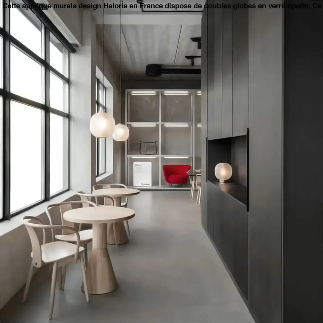 Suspension luminaire ovia en verre nervuré avec design moderne éclairant un café industriel chic avec fauteuil rouge