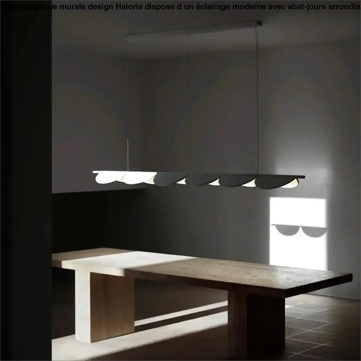 Suspension luminaire levia avec cadre rectangulaire allongé et segments ondulés blancs et noirs pour une illumination douce