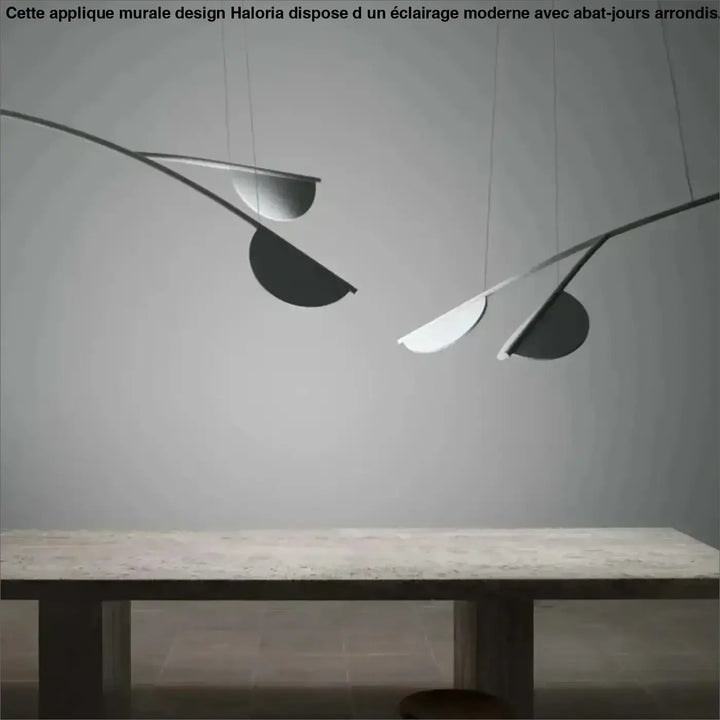 Suspension luminaire levia avec design lignes flottantes en bras métalliques incurvés noir mat et argent brossé