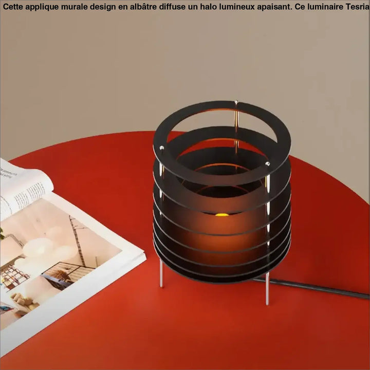 Lampe de table krona noire à anneaux superposés avec une lueur ambre chaude pour décoration intérieure et table design