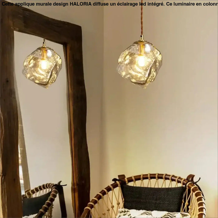 Suspension luminaire molty avec deux suspensions en verre façonné à éclats irreguliers et lumière dorée chaude