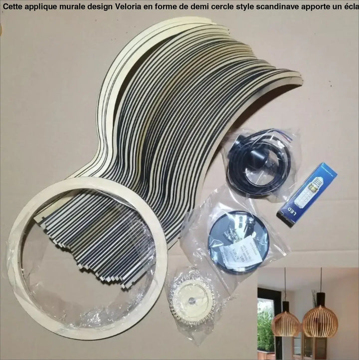 Composants de suspension luminaire fosach en bois aux lignes courbes finition naturelle avec accents rayés noirs en kit