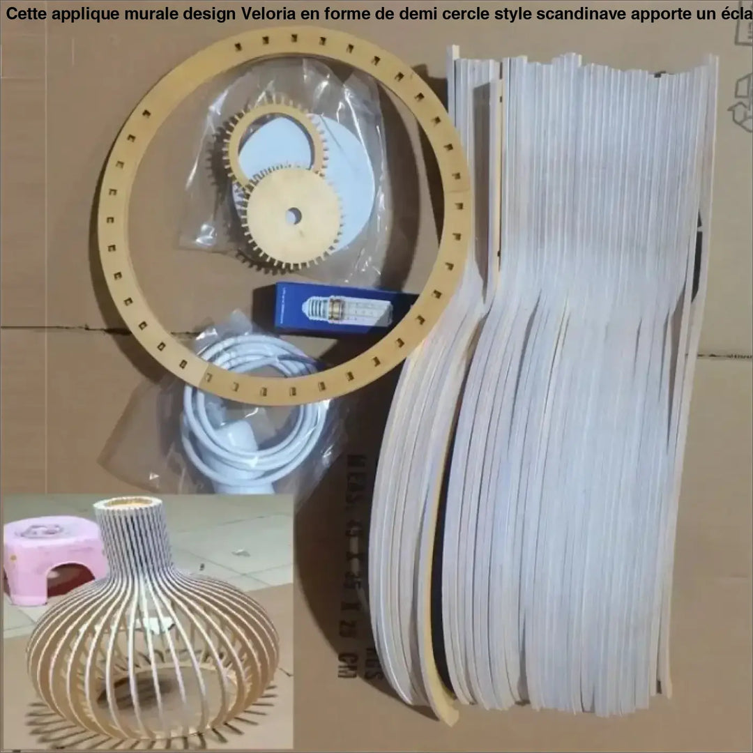 Suspension luminaire foschah en bois avec cadre circulaire, engrenages et panneaux blancs nervurés bois aux lignes élégantes