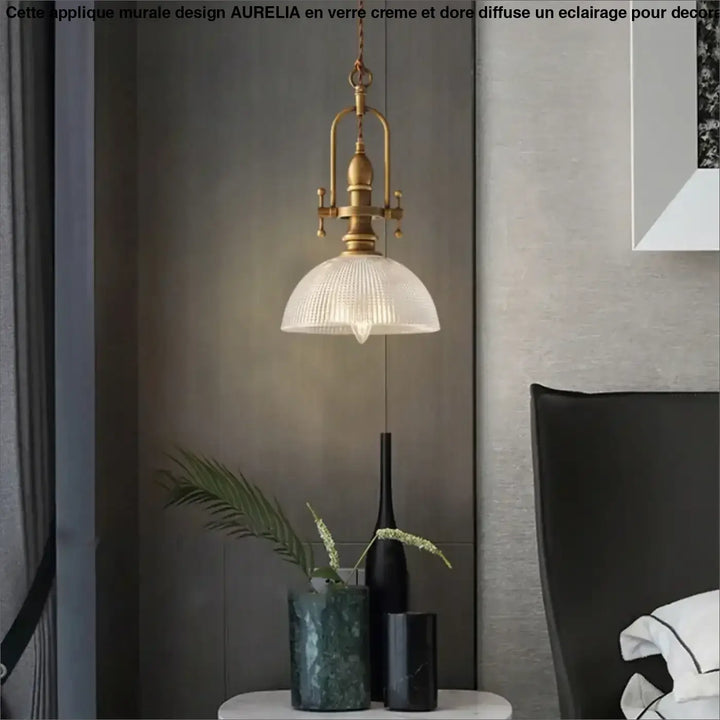 Suspension luminaire vintage en laiton doré et verre strié raffiné