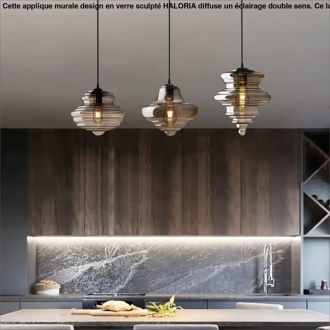 Suspension luminaire ondor avec trois suspensions modernes en verre translucide et ampoules à filament au-dessus dîlot cuisine