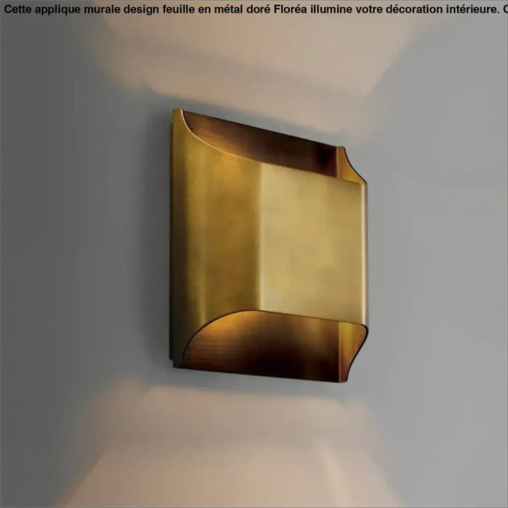 Applique Murale Contemporaine Carrée Sculpturale Dorée