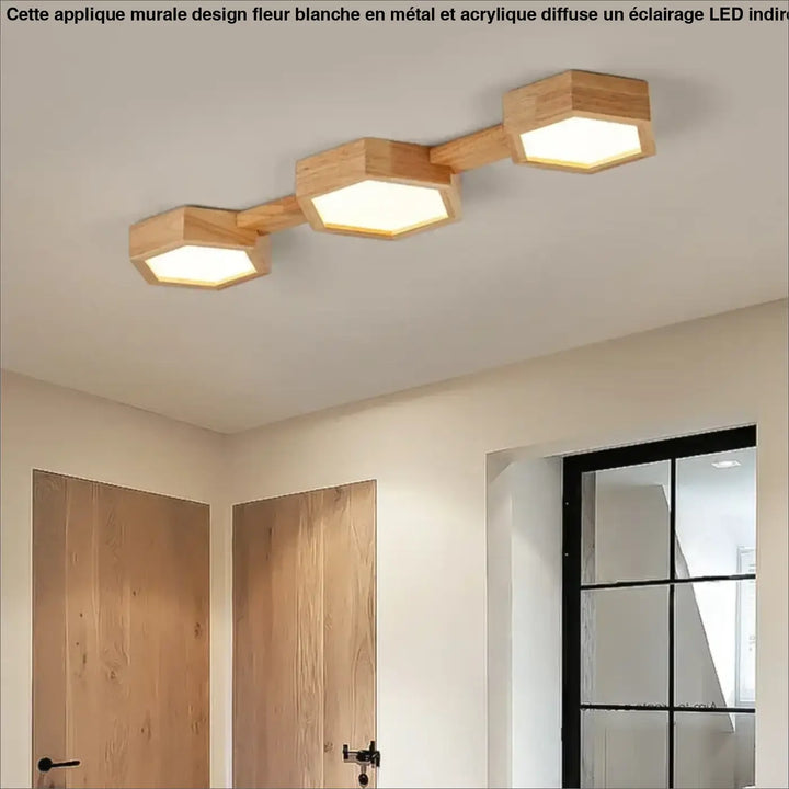 Applique murale design fleur blanche moderne led floréa avec lumière hexagonale chaude en finition bois naturel