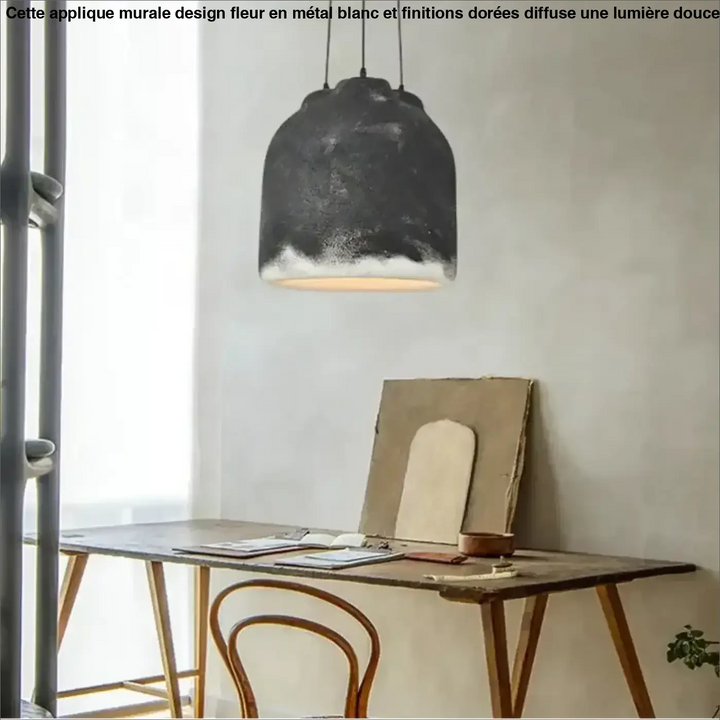 Suspension luminaire mineris en céramique noire rustique avec bord inférieur blanc givré pour décoration intérieure design sculptural