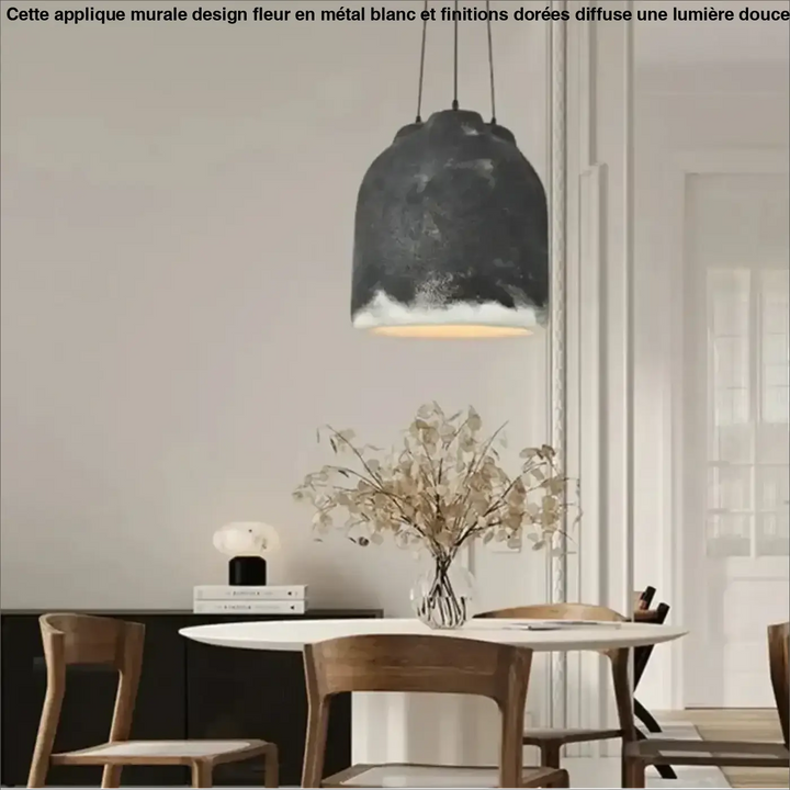 Suspension luminaire mineris noir mat texturé avec une lumière chaude pour une décoration intérieure design sculptural