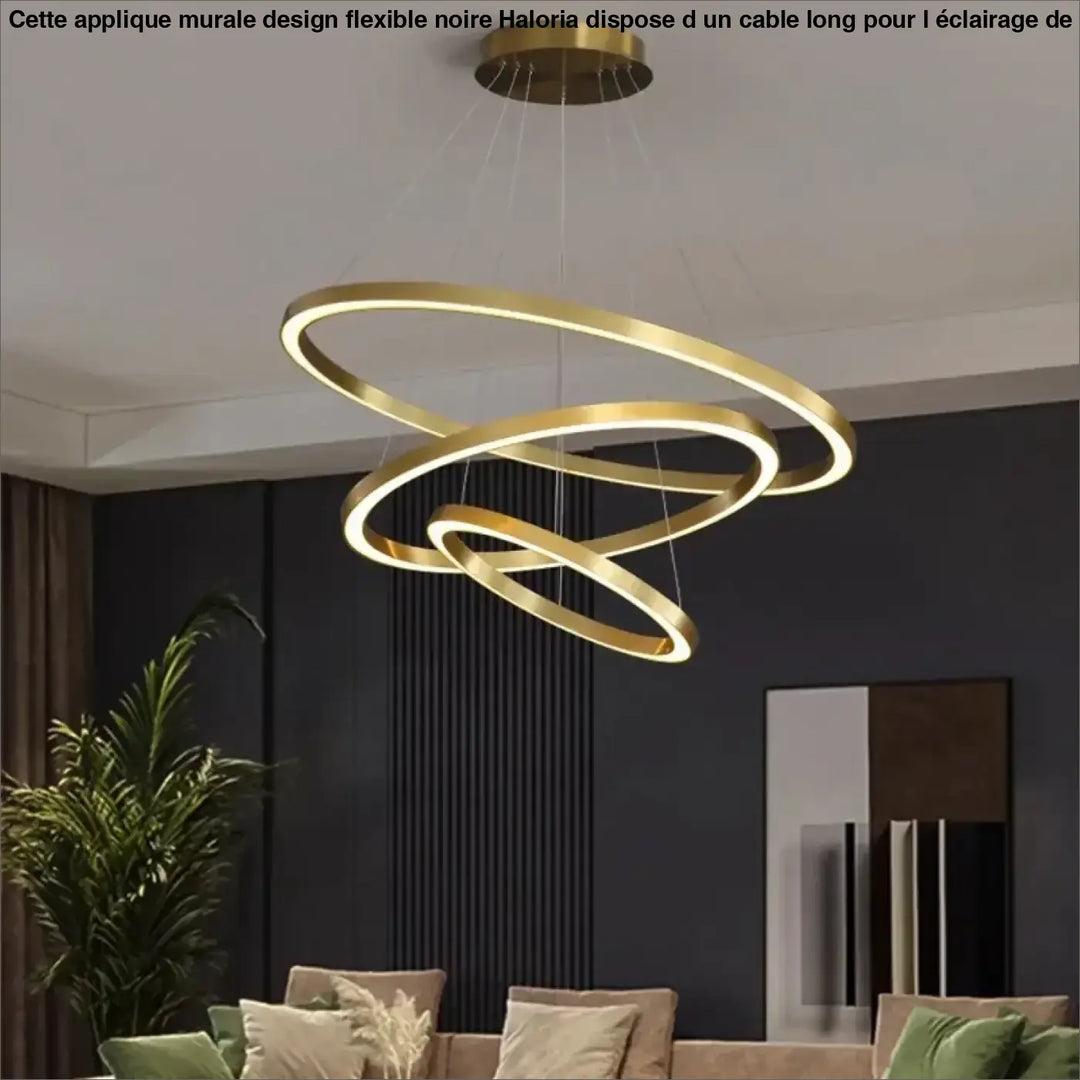 Applique murale design en or avec trois anneaux entrelacés spiralés et câble long par haloria