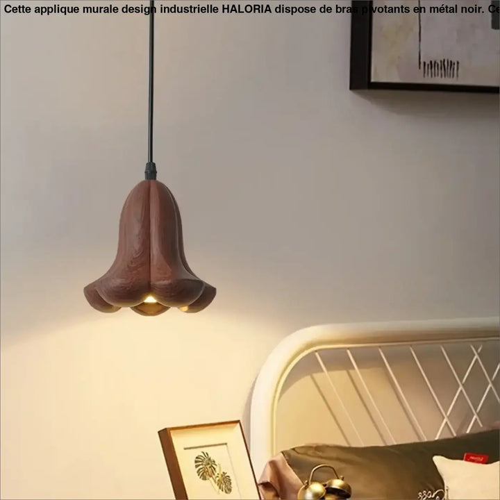 Applique murale design industrielle en bois texturé chaud suspendue au-dessus d un lit avec bras pivotant haloria