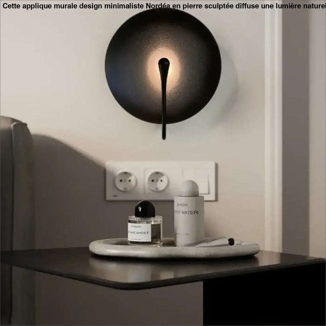 Applique murale design minimaliste en pierre sculptée avec finition mate noire pour un éclairage élégant et moderne