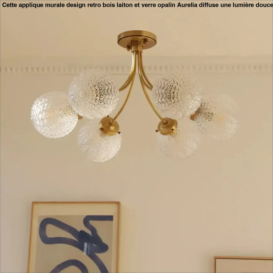 Suspension luminaire dorée avec globes en verre élégante