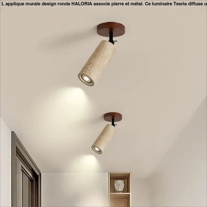 Plafonnier spot orientable en travertin jaune et bois chic