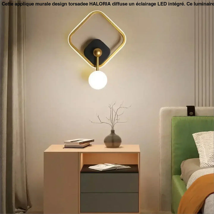 Applique murale haloria en métal doré avec accent noir et ampoule sphérique blanche design murale élégant