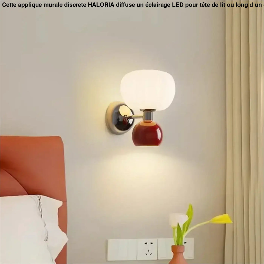 Applique murale discrete rouge et blanche en verre avec finition chrome élégante pour tête de lit haloria
