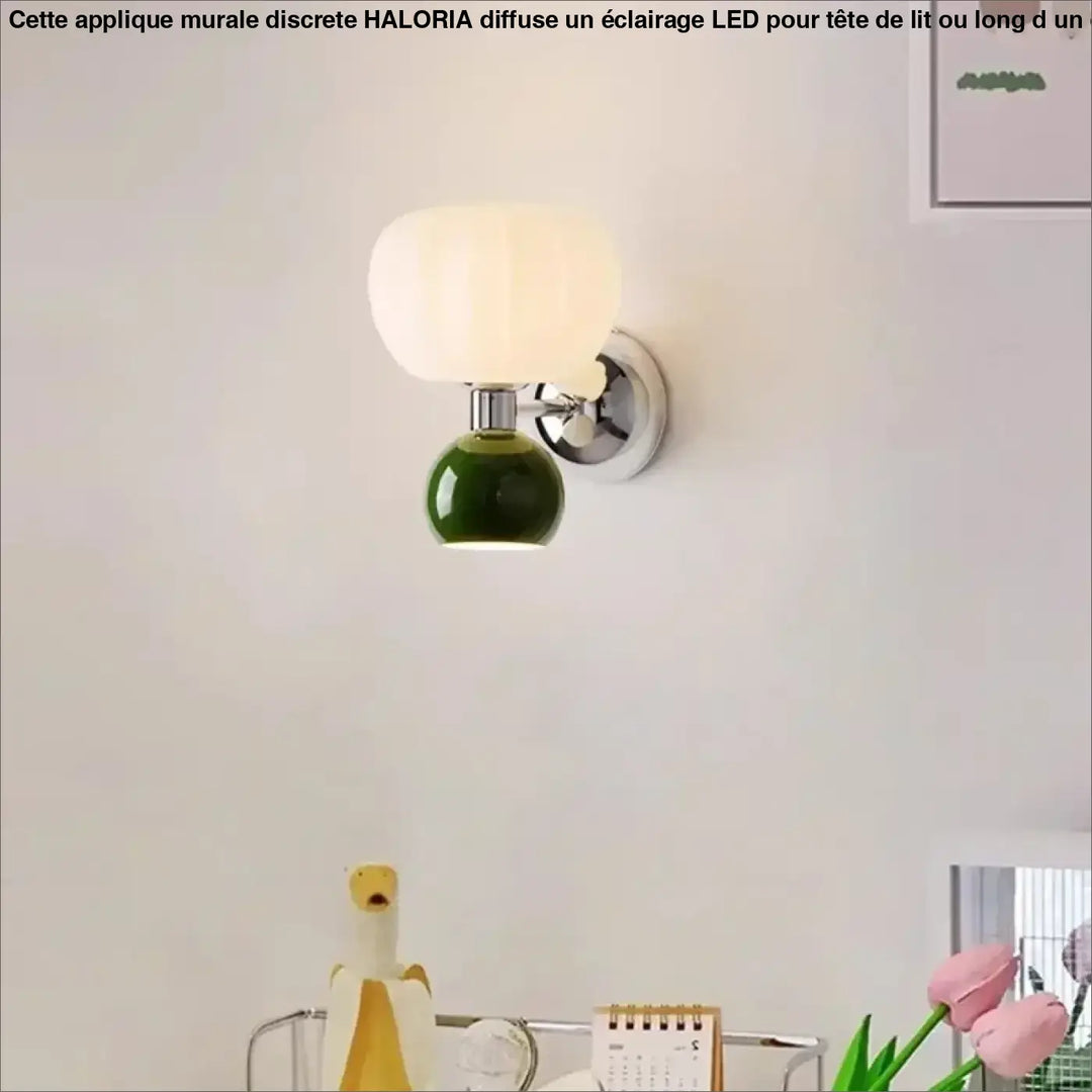 Applique murale discrete haloria avec abat-jour en verre dépoli blanc et base en céramique verte brillante sur support chrome