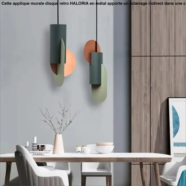 Applique murale disque retro avec luminaires cylindriques verts et orange mat suspendus par cordons noirs pour chambre
