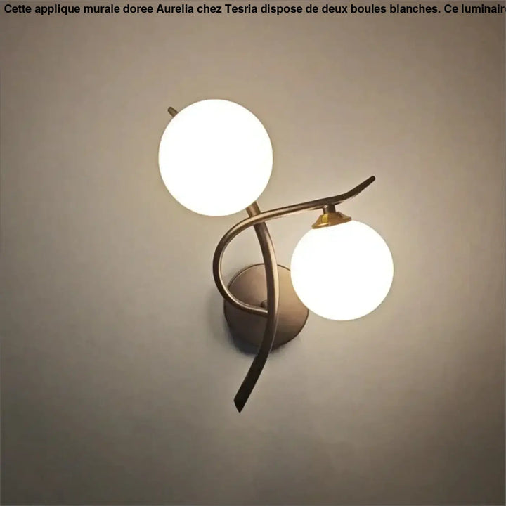 Applique murale dorée moderne en laiton avec deux globes en verre blanc éclairés modèle aurelia
