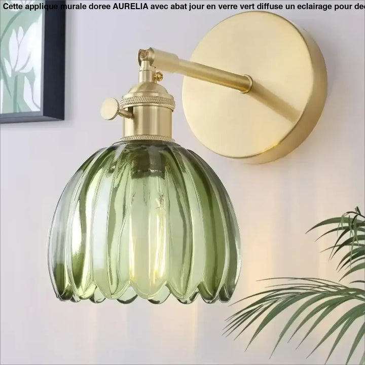 Applique Murale Dorée Avec Abat Jour En Verre Vert Vintage