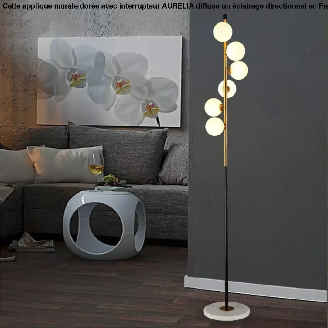 Applique murale doree aurelia avec cinq globes blancs sur pied noir et or et base en marbre circulaire