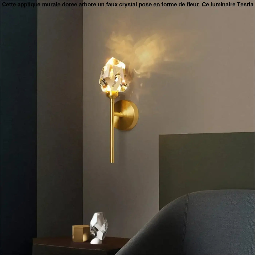 Applique murale dorée avec un faux crystal posé comme une fleur

