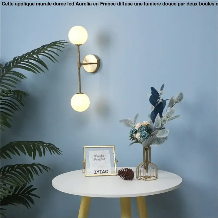 Applique murale dorée LED avec deux boules blanches

