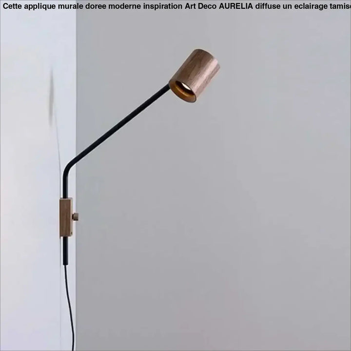 Applique murale doree moderne aurelia avec bras en métal noir et tête de lampe cylindrique finition cuivre montée sur support en bois