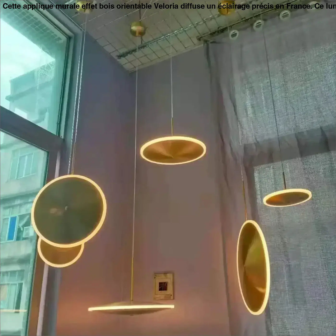 Applique murale effet bois orientable minimaliste en métal doré avec lumière circulaire moderne par veloria