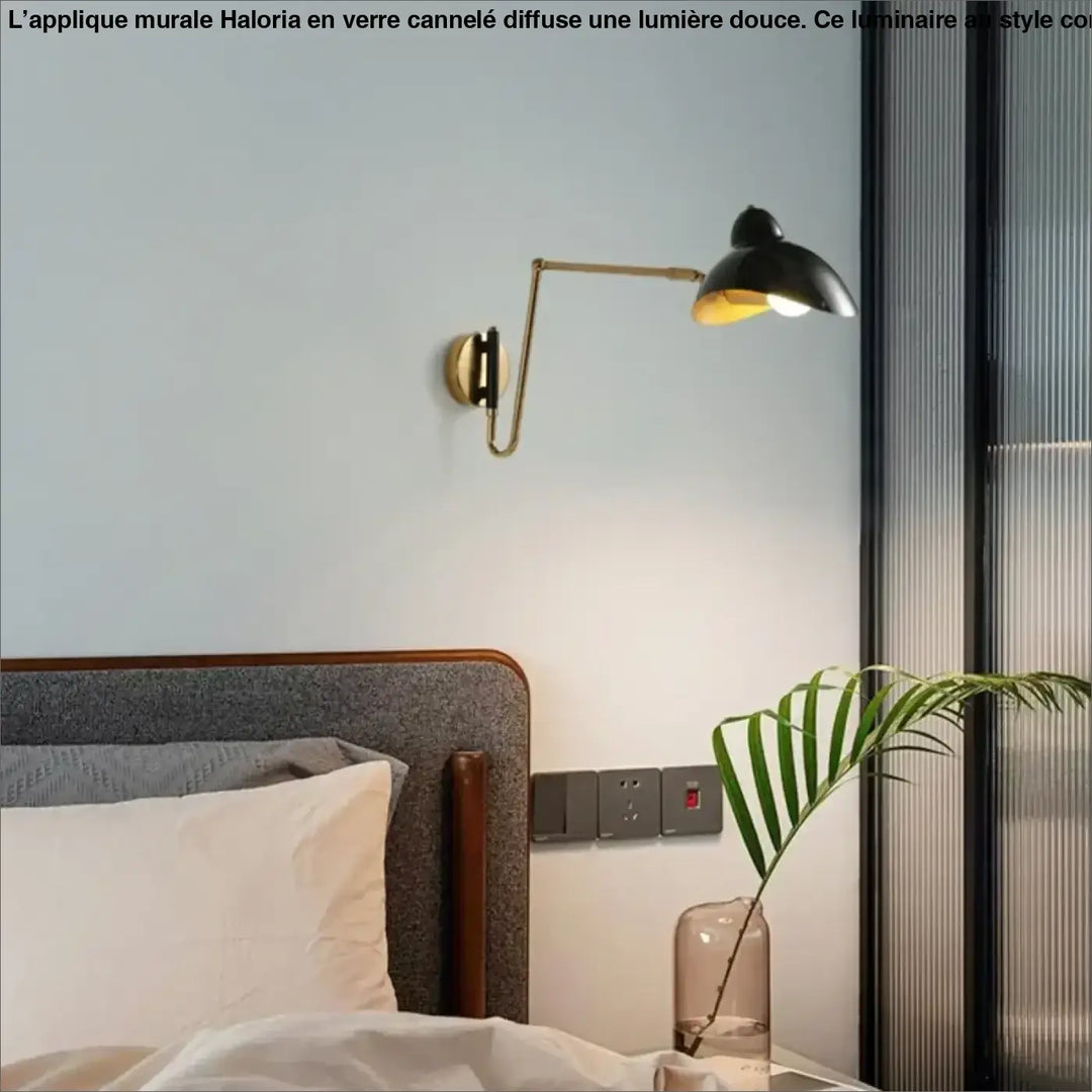 Applique murale noire et laiton réglable en verre cannelé avec un style contemporain élégant par HALORIA