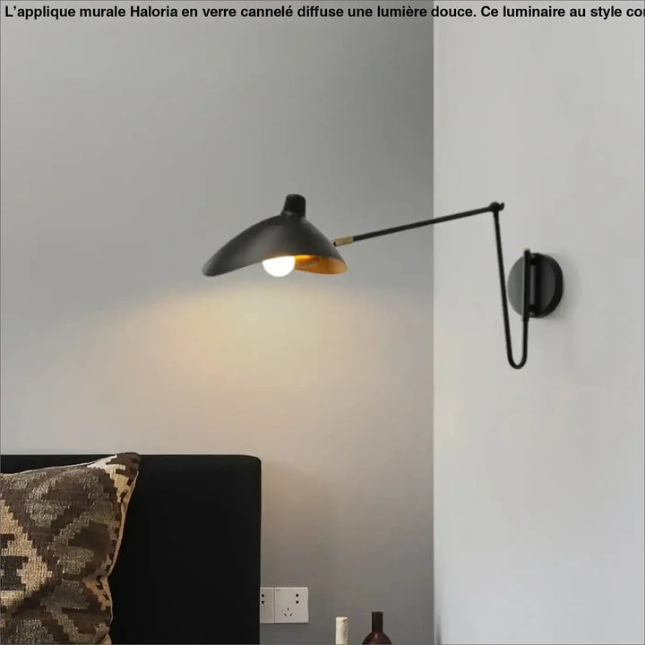 Applique murale noire en métal avec bras courbé et abat-jour conique en verre cannelé style contemporain haloria