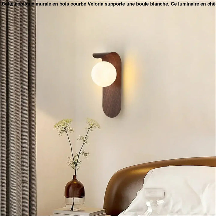 Applique Murale En Bois Courbée Avec Une Boule Blanche Élégante