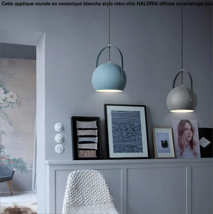 Deux applique murale en ceramique blanche style rétro chic avec abat-jours sphériques bleu mat et gris suspendus par bras en métal noir courbé