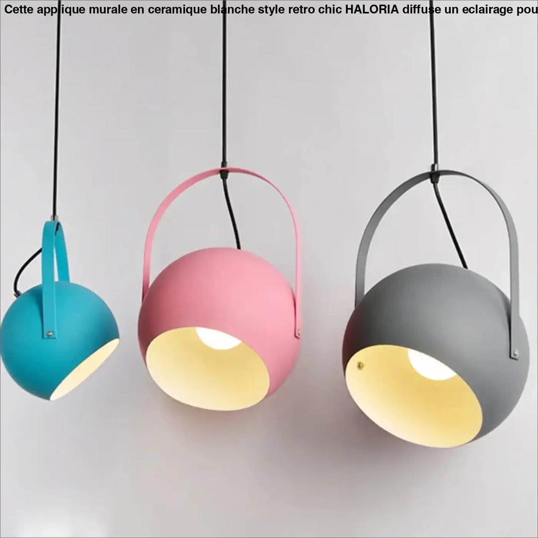 Trois suspensions sphériques en applique murale ceramique blanche style rétro chic aux finitions mates colorées teal, rose et gris