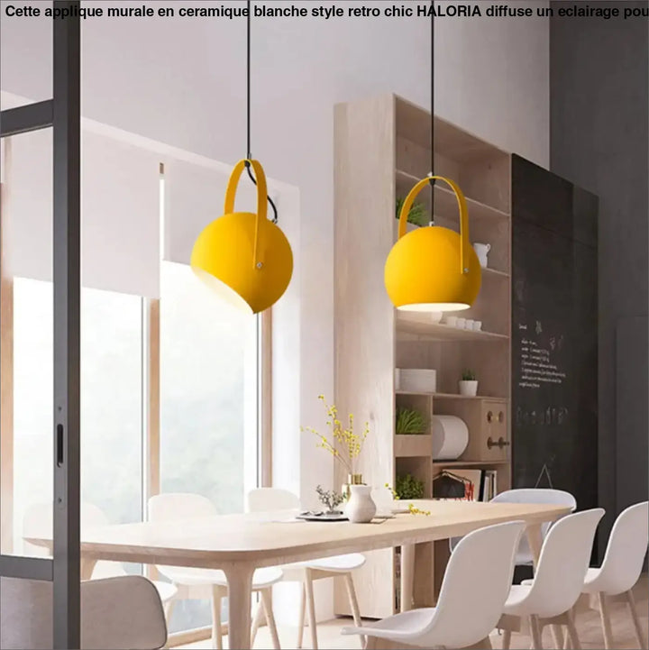 Applique murale ceramique blanche style retro chic avec suspensions en forme de théière jaune vif
