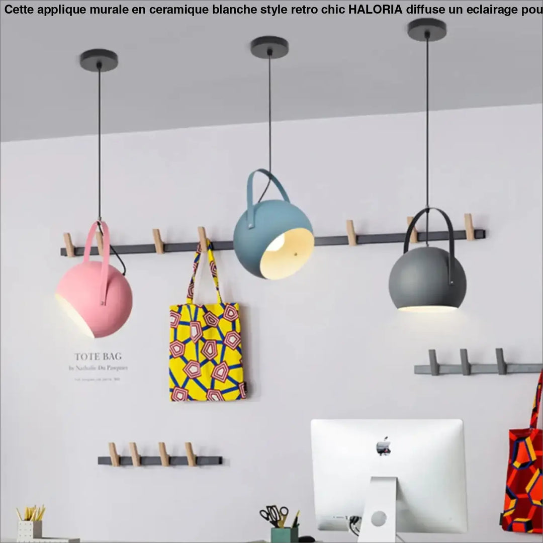 Applique murale en ceramique blanche style retro chic avec trois suspensions modernes aux abat-jours sphériques rose bleu-gris et gris foncé