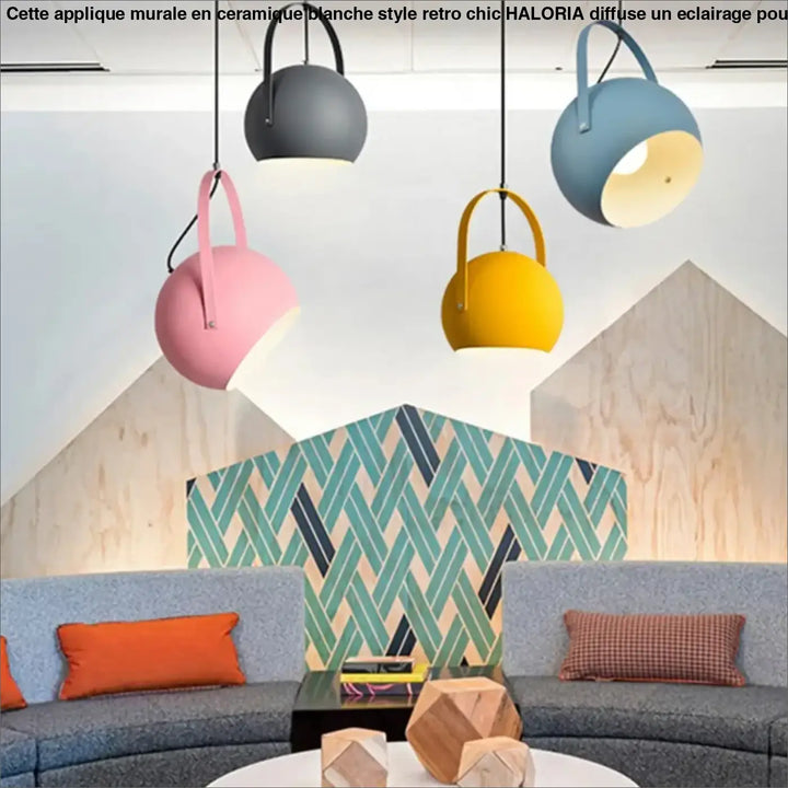Applique murale en ceramique blanche style retro chic avec suspensions colorées et poignées en tissu suspendues au plafond