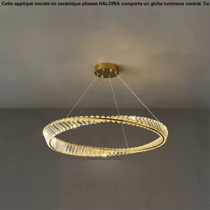 Lustre circulaire ton doré aux accents de cristal facetté et à un design moderne et minimaliste.