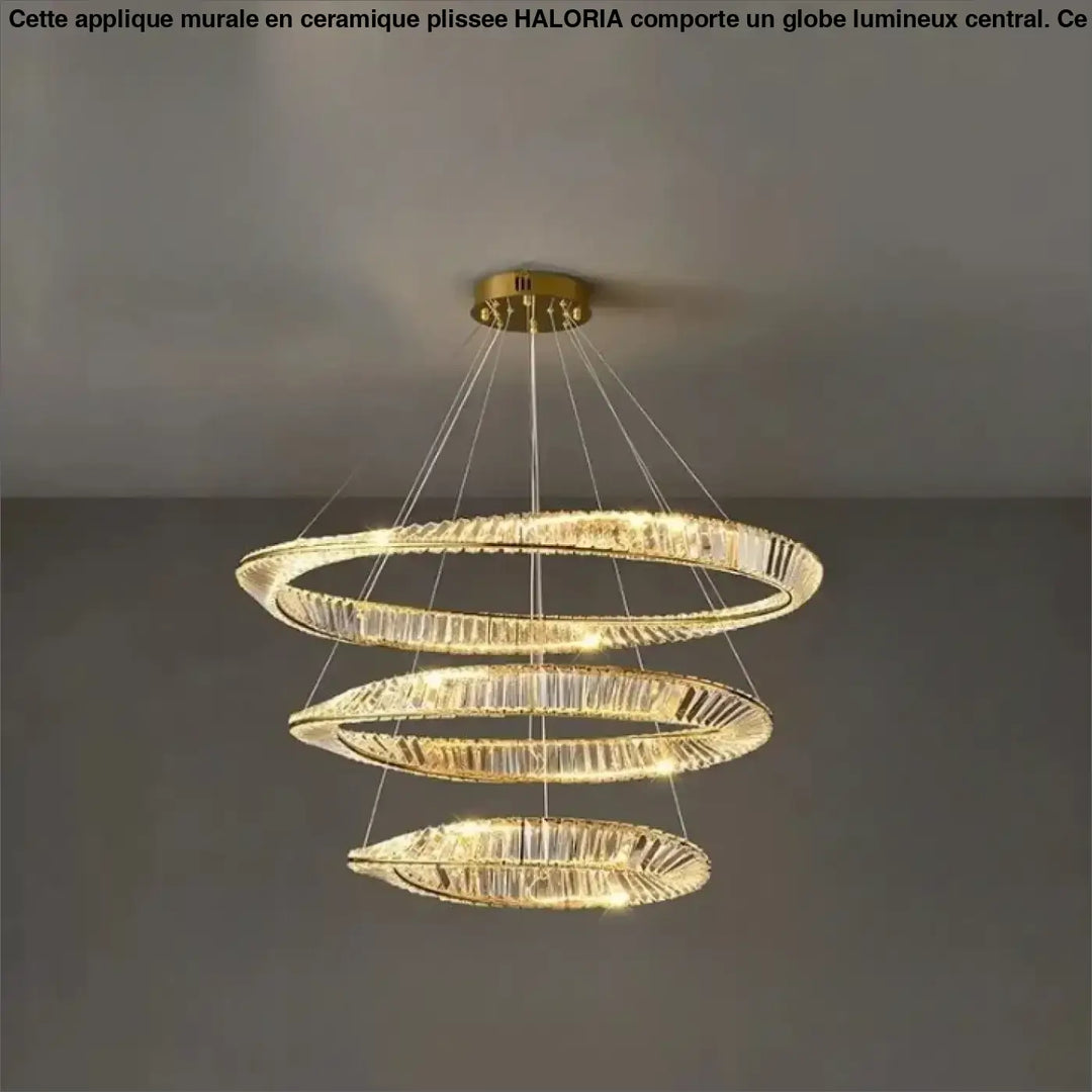 Lustre en spirale dorée avec trois anneaux entrelacés ornés d’accents en cristal transparent.