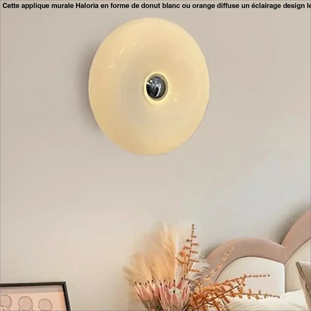 Applique murale donut blanc crème avec ampoule centrale sombre idéale pour éclairer long d’un couloir