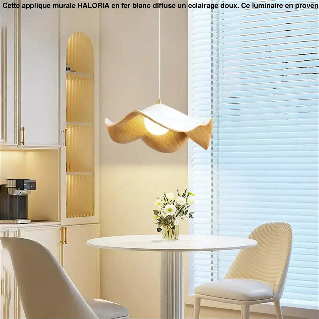 Applique murale en fer blanc en forme donde avec finition dorée et led pour un eclairage doux et chaleureux