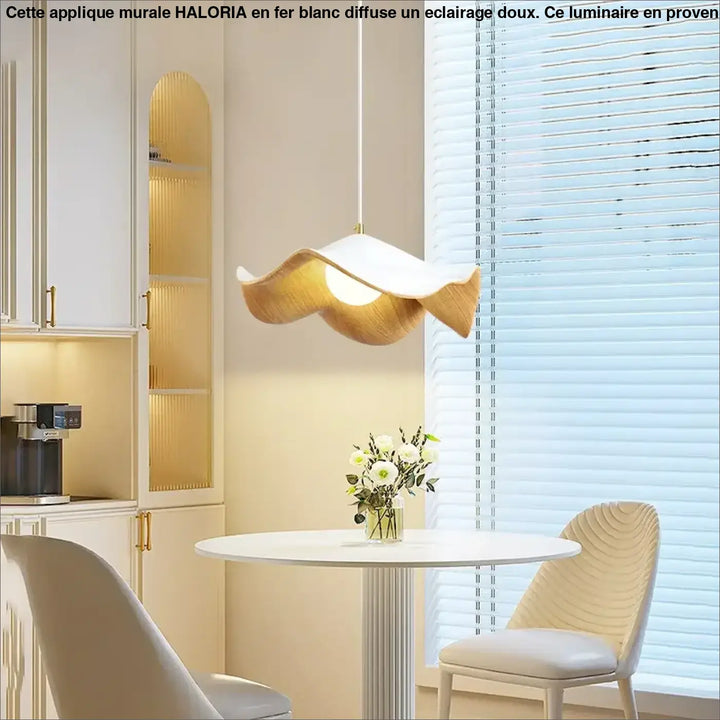 Applique murale en fer blanc en forme donde avec finition dorée et led pour un eclairage doux et chaleureux